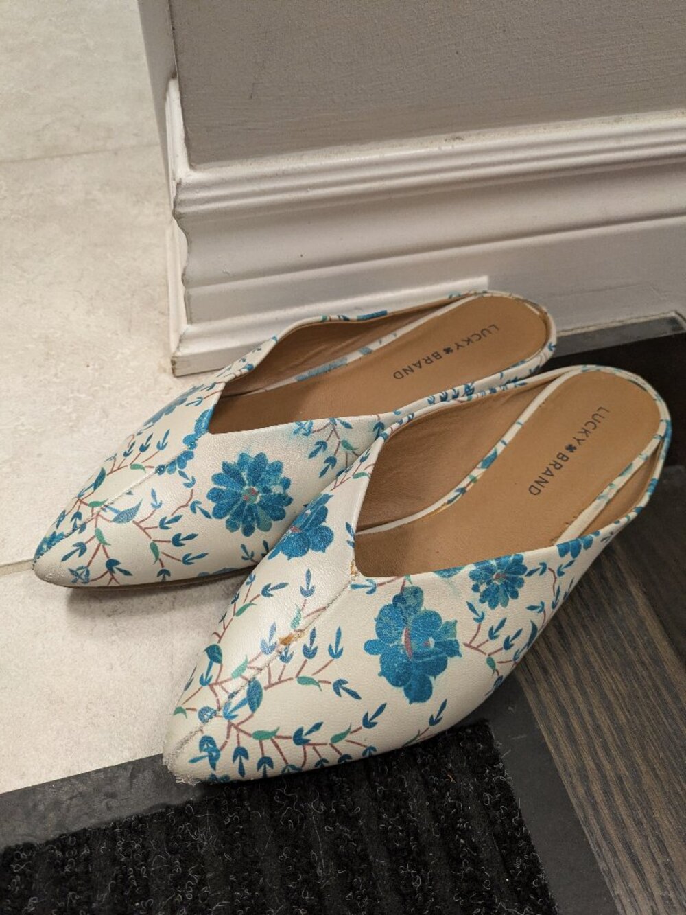 Lucky Brand Mule Clog White with Blue Floral Accents (US 9M)